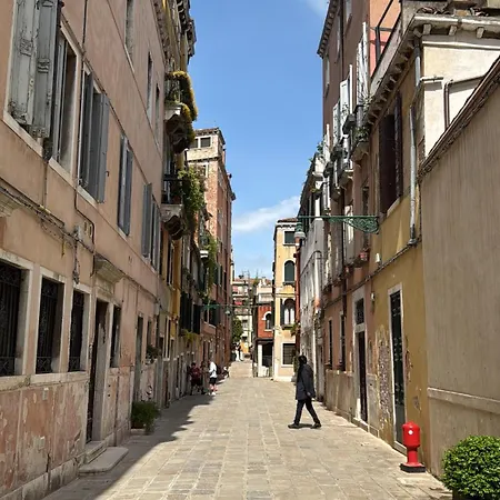 Fortuny Bed & Breakfast